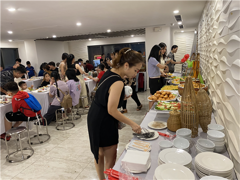 Buffet liên hoan công ty 70 khách chị Hằng ở Giảng Võ