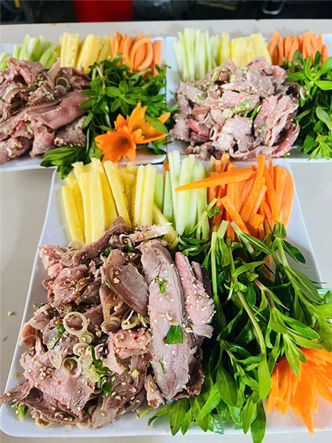 Ảnh đặt cỗ tân gia ở Đống Đa