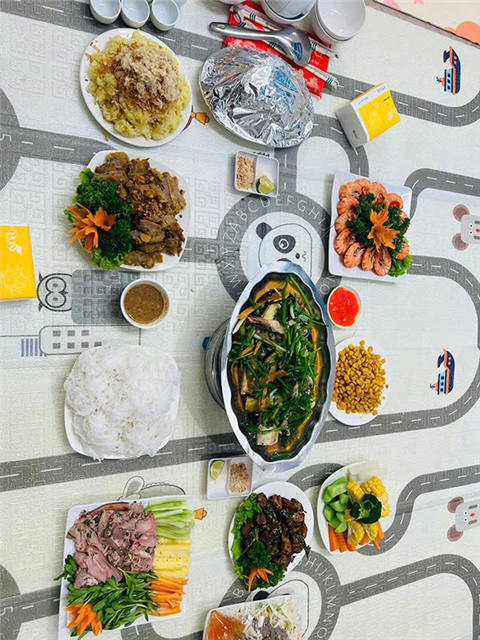 Ảnh đặt cỗ giỗ ở Đống Đa