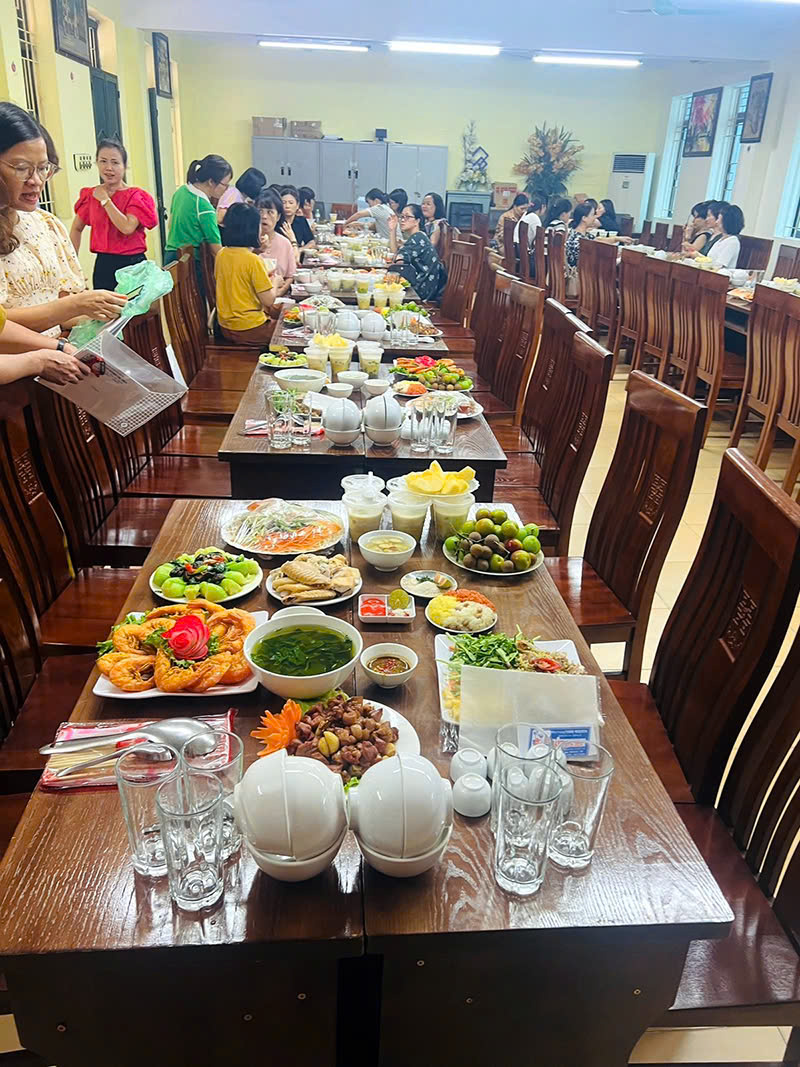 đặt cỗ tất niên ở Trung Phụng