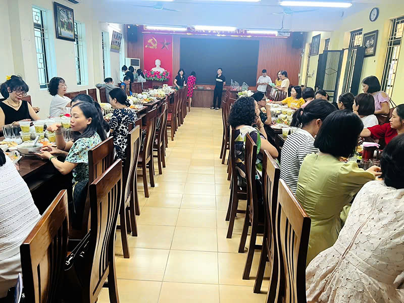đặt cỗ 8 tháng 3 ở Thổ Quan