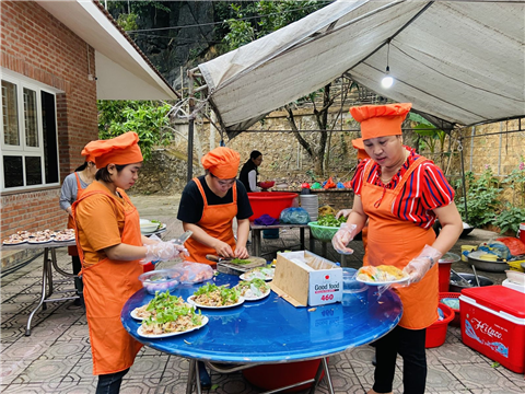 Ảnh đặt cỗ gà đông tảo ở Trung Phụng