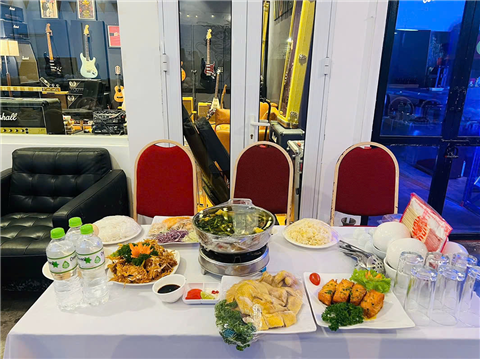 Ảnh đặt cỗ tất niên ở Thổ Quan