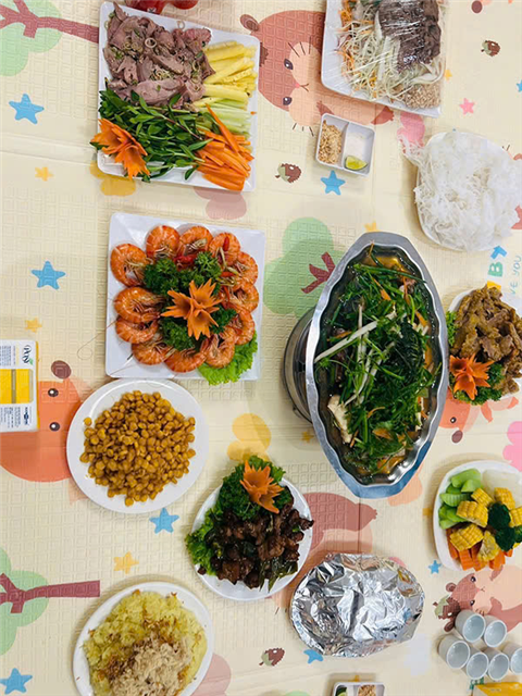 Ảnh đặt cỗ tân gia ở Láng Thượng