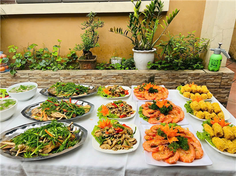 Ảnh đặt cỗ gà đông tảo ở Kim Liên