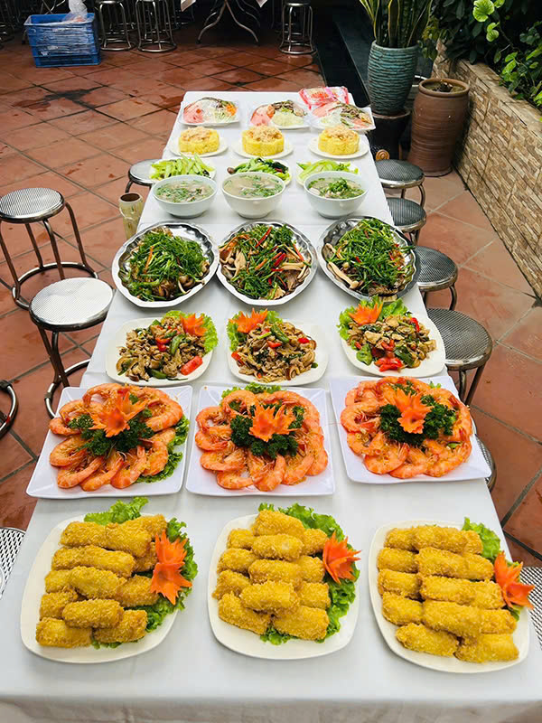 đặt cỗ lợn mán ở Cát Linh