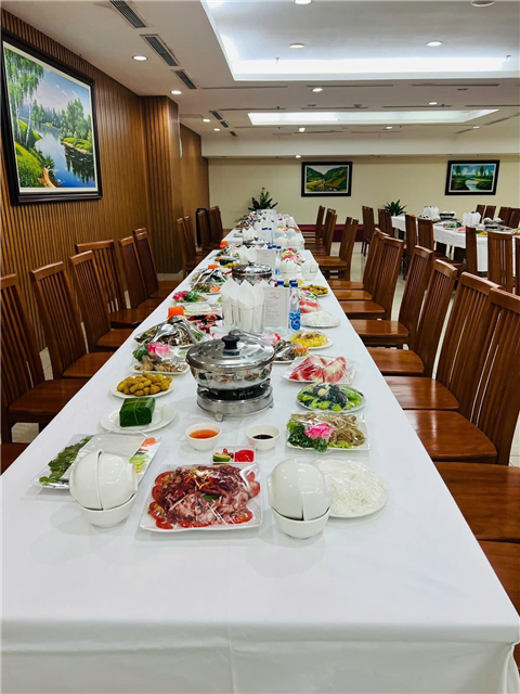 Ảnh đặt cỗ 8 tháng 3 ở Cát Linh