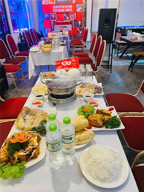 Ảnh đặt cỗ tất niên ở Cát Linh