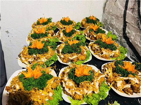 Ảnh đặt cỗ tất niên ở Ngã Tư Sở