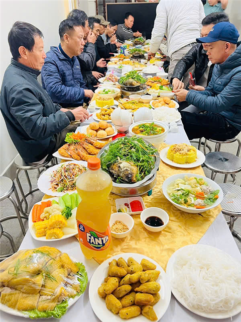 Ảnh đặt cỗ gà đông tảo ở Cát Linh