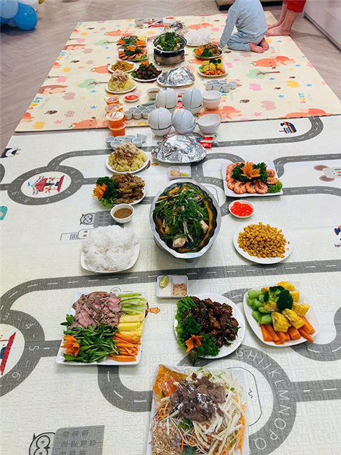 Ảnh đặt cỗ 8 tháng 3 ở Ngã Tư Sở