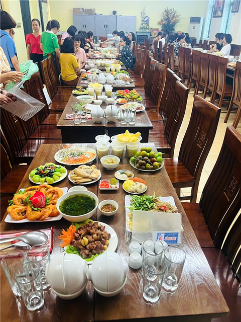 Ảnh đặt cỗ sinh nhật ở Ngã Tư Sở