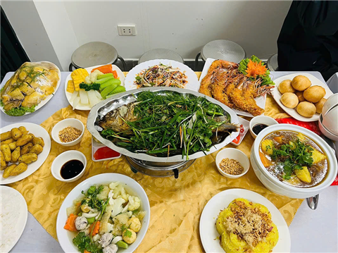 Ảnh đặt cỗ gà đông tảo ở Ngã Tư Sở